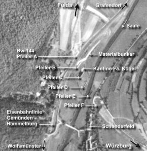 Das schwarzweiß Bild zeigt eine Luftaufnahme vom Bauwerk 144 aus dem Jahr 1945.