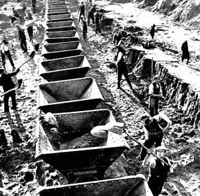 Das schwarzweiß Bild zeigt, dass Straßenbau 1935 Handarbeit war.