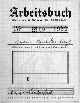 Auf dem schwarzweiß Bild ist die Titelseite des Arbeitsbuchs von Anton Laudenbach zu sehen.